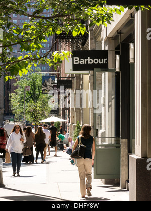 Shopper-Spaziergang am Wooster Street in SoHo, NYC Stockfoto