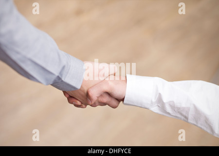 Geschäftsleute Händeschütteln im Büro Stockfoto