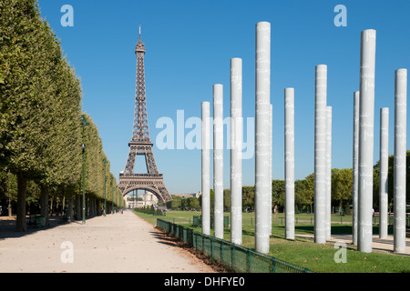 Das Friedensdenkmal und Eiffel-Turm, von dem Champ de Mars in Paris, Frankreich, Europa gesehen. Stockfoto