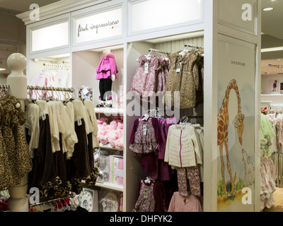 Erste Eindrücke Baby Kleidung in Macys Flaggschiff Kaufhaus, Herald Square, New York Stockfoto
