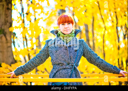 Frau in einem Mantel Spaziergänge am herbstlichen park Stockfoto