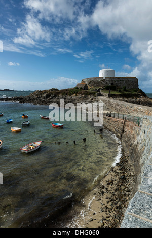 Fort Grey, umgangssprachlich als "Tasse und Untertasse', Rocquaine Bay in St. Peter, Guernsey, Channel Islands bekannt Stockfoto