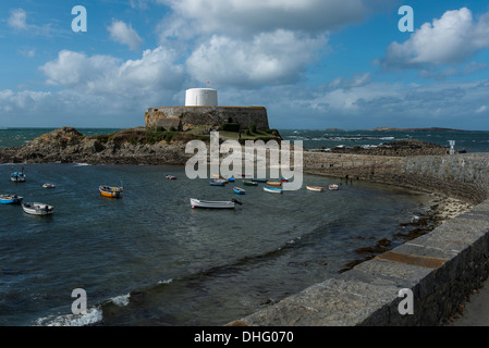 Fort Grey, umgangssprachlich als "Tasse und Untertasse', Rocquaine Bay in St. Peter, Guernsey, Channel Islands bekannt Stockfoto