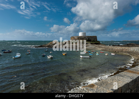 Fort Grey, umgangssprachlich als "Tasse und Untertasse', Rocquaine Bay in St. Peter, Guernsey, Channel Islands bekannt Stockfoto