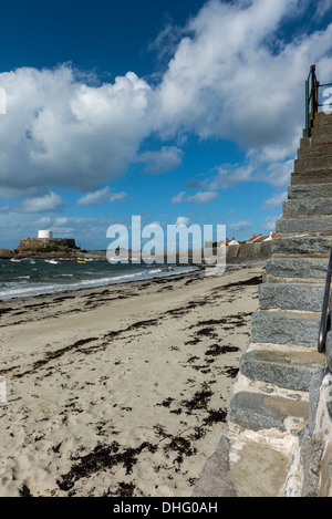 Fort Grey, umgangssprachlich als "Tasse und Untertasse', Rocquaine Bay in St. Peter, Guernsey, Channel Islands bekannt Stockfoto