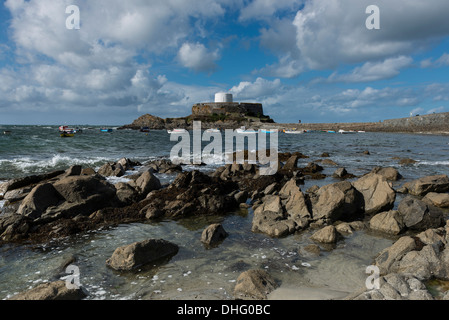 Fort Grey, umgangssprachlich als "Tasse und Untertasse', Rocquaine Bay in St. Peter, Guernsey, Channel Islands bekannt Stockfoto