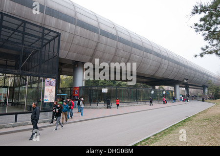 Käfige mit Tieren unter der Überführung-Straße in Beijing Zoo in Xicheng District, Beijing, China Stockfoto