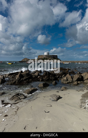 Fort Grey, umgangssprachlich als "Tasse und Untertasse', Rocquaine Bay in St. Peter, Guernsey, Channel Islands bekannt Stockfoto