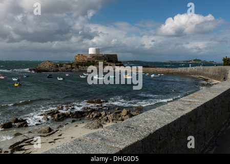 Fort Grey, umgangssprachlich als "Tasse und Untertasse', Rocquaine Bay in St. Peter, Guernsey, Channel Islands bekannt Stockfoto