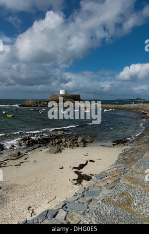 Fort Grey, umgangssprachlich als "Tasse und Untertasse', Rocquaine Bay in St. Peter, Guernsey, Channel Islands bekannt Stockfoto