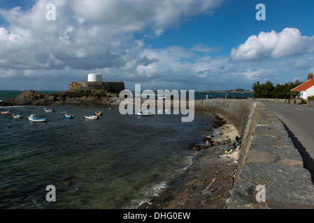 Fort Grey, umgangssprachlich als "Tasse und Untertasse', Rocquaine Bay in St. Peter, Guernsey, Channel Islands bekannt Stockfoto