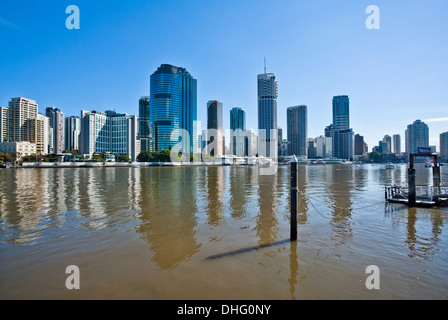 Australien, Queensland, Brisbane, Blick auf die Skyline der Stadt über Brisbane River Stockfoto