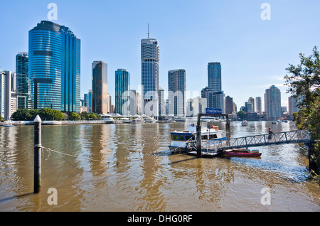 Australien, Queensland, Brisbane, Blick auf die Skyline der Stadt über Brisbane River Stockfoto