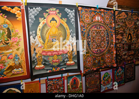 Atsara, Clown Masken, Wandmalereien, Rad des Lebens, hoch stilisierten und strengen geometrischen Proportionen"der buddhistischen Ikonographie. Bhutan Stockfoto