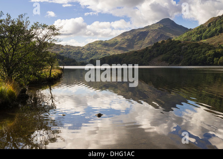 Yr Aran Berg spiegelt sich in wellige Wasser des Llyn Gwynant See in die Berge von Snowdonia, Nant Gwynant, North Wales, UK Stockfoto