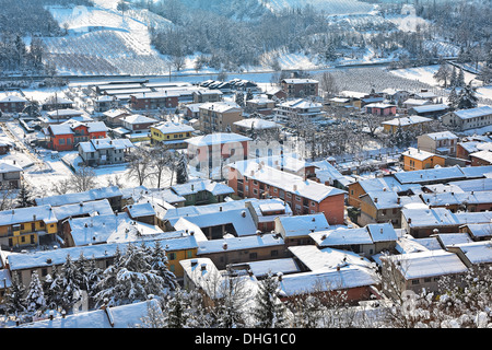 Häuser mit Schnee in kleine Stadt von Corneliano D'Alba im Piemont, Norditalien (Ansicht von oben) bedeckt. Stockfoto