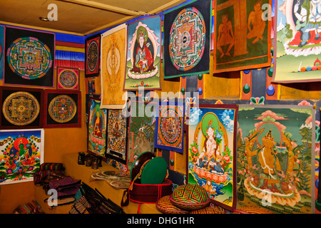 Atsara, Clown Masken, Wandmalereien, Rad des Lebens, hoch stilisierten und strengen geometrischen Proportionen"der buddhistischen Ikonographie. Bhutan Stockfoto