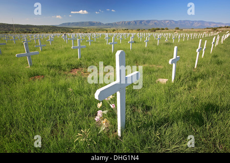 Weiße Kreuze und Berge, Handelsmarine und Soldatenfriedhof, Fort Stanton, New-Mexico USA Stockfoto