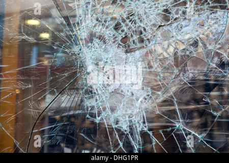 Nahaufnahme der zertrümmerten Glasscheibe gerissen und gebrochen Stockfoto