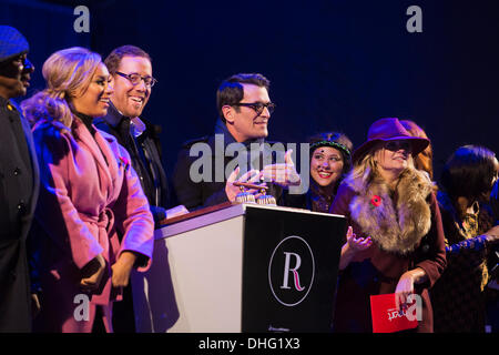 London, UK. 9. November 2013. L-r: Leona Lewis, Herr Peabody und Shrerman Regisseur Rob Minkoff und Schauspieler Ty Burrell, Eliza Doolittle und Emma Bunton. Es nahm den prominenten drei Versuche auf der Bühne, bis die Regent Street Weihnachtsbeleuchtung schließlich aufgrund eines technischen Problems eingeschaltet wurden. Die Tausenden, die in der Regent Street versammelt hatten warteten geduldig und tanzte zu Weihnachtslieder, während das Problem behoben wurde. Foto: Nick Savage/Alamy Live-Nachrichten Stockfoto