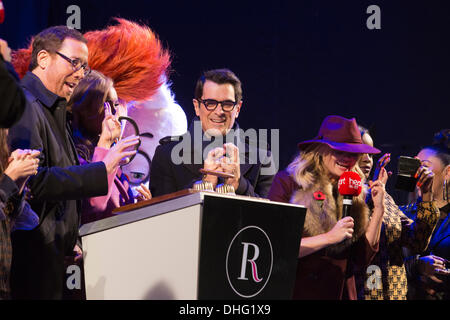 London, UK. 9. November 2013. Finger-Kreuz für den dritten Versuch: L-r: Herr Peabody & Sherman Regisseur Rob Minkoff, Leona Lewis, Schauspieler Ty Burrell und Emma Bunton. Es nahm den prominenten drei Versuche auf der Bühne, bis die Regent Street Weihnachtsbeleuchtung schließlich aufgrund eines technischen Problems eingeschaltet wurden. Die Tausenden, die in der Regent Street versammelt hatten warteten geduldig und tanzte zu Weihnachtslieder, während das Problem behoben wurde. Foto: Nick Savage/Alamy Live-Nachrichten Stockfoto