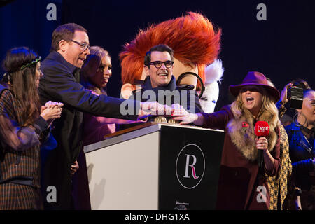 London, UK. 9. November 2013. L-r: Herr Peabody & Sherman Regisseur Rob Minkoff, Leona Lewis, Schauspieler Ty Burrell und Emma Bunton beim dritten Anlauf. Es nahm den prominenten drei Versuche auf der Bühne, bis die Regent Street Weihnachtsbeleuchtung schließlich aufgrund eines technischen Problems eingeschaltet wurden. Die Tausenden, die in der Regent Street versammelt hatten warteten geduldig und tanzte zu Weihnachtslieder, während das Problem behoben wurde. Foto: Nick Savage/Alamy Live-Nachrichten Stockfoto