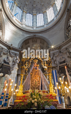 MECHELEN - 4 SEPTEMBER: Traditionelle Marienstatue in Onze-Lieve-Vrouw-va-n-Hanswijkbasiliek-Kirche Stockfoto