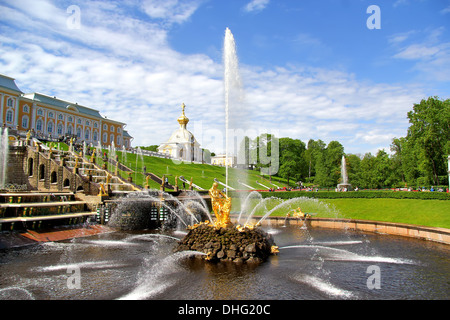 Samson-Brunnen, der die große Kaskade in Peterhof Palast, Russland Stockfoto