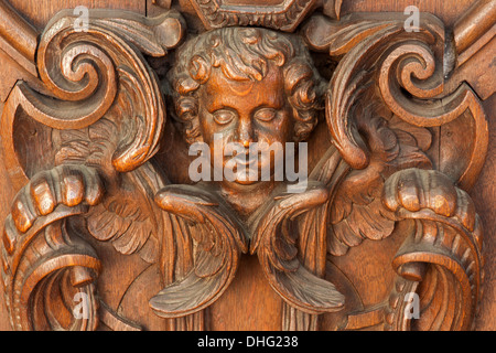 MECHELEN - 4 SEPTEMBER: Geschnitzte Relief des Engels in Onze-Lieve-Vrouw-va-n-Hanswijkbasiliek-Kirche Stockfoto