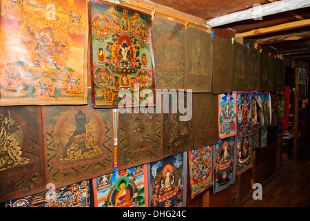 Atsara, Clown Masken, Wandmalereien, Rad des Lebens, hoch stilisierten und strengen geometrischen Proportionen"der buddhistischen Ikonographie. Bhutan Stockfoto