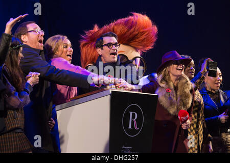 London, UK. 9. November 2013. L-r: Herr Peabody & Sherman Regisseur Rob Minkoff, Leona Lewis, Schauspieler Ty Burrell und Emma Bunton beim dritten Anlauf. Es nahm den prominenten drei Versuche auf der Bühne, bis die Regent Street Weihnachtsbeleuchtung schließlich aufgrund eines technischen Problems eingeschaltet wurden. Die Tausenden, die in der Regent Street versammelt hatten warteten geduldig und tanzte zu Weihnachtslieder, während das Problem behoben wurde. Foto: Nick Savage/Alamy Live-Nachrichten Stockfoto