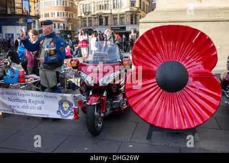 Newcastle Upon Tyne, UK. 9. November 2013. Newcastle Upon Tyne, England, Vereinigtes Königreich. 9. November 2013.  Newcastle Upon Tyne, England, UK Poppy Appell von Royal British Legion Riders Branch, Nordregion am Greys Monument im Stadtzentrum von Newcastle. © ALANDAWSONPHOTOGRAPHY/Alamy Live News Bildnachweis: ALANDAWSONPHOTOGRAPHY/Alamy Live-Nachrichten Stockfoto