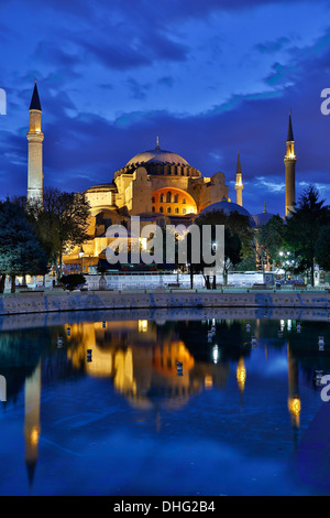 Hagia Sophia spiegelt sich im Pool, Istanbul, Türkei Stockfoto