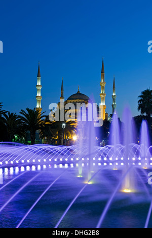 Brunnen und der Blauen Moschee, Istanbul, Türkei Stockfoto