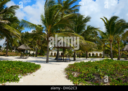 Makuti Sonnenschirme und Liegestühle, Luxus-Hotel-Fassade, Bwejuu Strand, Sansibar, Tansania, Ostafrika Stockfoto