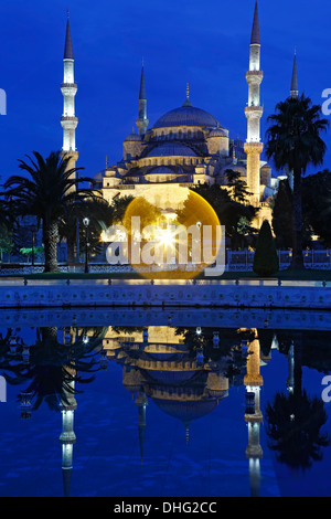 Blaue Moschee spiegelt sich am Pool, Istanbul, Türkei Stockfoto