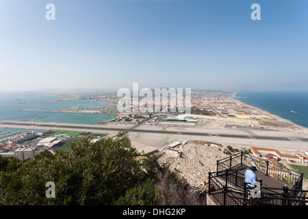 Flughafen Gibraltar und Gibraltar Nordfriedhof vorne Stockfoto