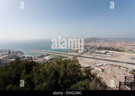 Flughafen Gibraltar und Gibraltar Nordfriedhof vorne Stockfoto