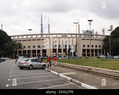 Der Platz vor dem städtischen Stadion im Pacaembu Sao Paulo, zeigt die Vorderseite des Stadions Stockfoto