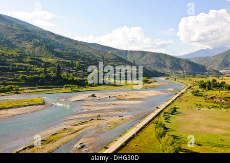 Ansichten von Paro Dzong mit Blick auf die Paro-Tal, Reisfelder, Landwirtschaft, Tiere, Architektur Gebäude, Paro Chhu Fluss, Bhutan Stockfoto