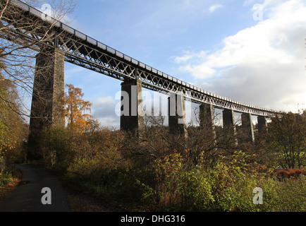 Viadukt über den Fluss Findhorn findhorn in der Nähe tomatin Schottland november 2013. Stockfoto