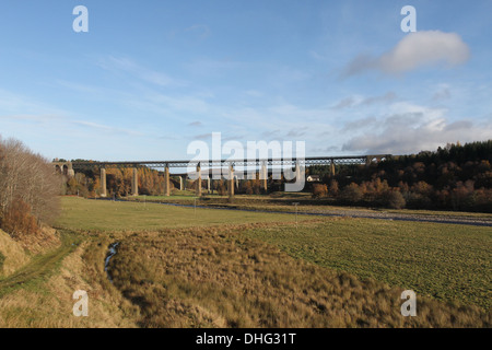 Viadukt über den Fluss Findhorn findhorn in der Nähe tomatin Schottland november 2013. Stockfoto