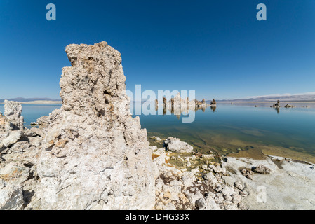 Blick auf Tuffstein am Mono Lake in Kalifornien Sierra Nevada Mountains im Hintergrund. Stockfoto