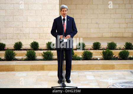US-Außenminister John Kerry befasst sich mit Reportern nach einem Treffen mit Präsident der palästinensischen Autonomiebehörde Mahmoud Abbas in der Behörde Büro 6. November 2013 in Bethlehem, West Bank. Stockfoto