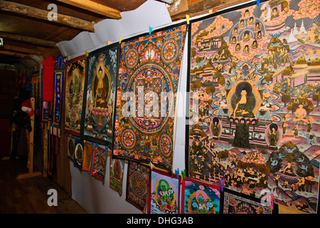 Atsara, Clown Masken, Wandmalereien, Rad des Lebens, hoch stilisierten und strengen geometrischen Proportionen"der buddhistischen Ikonographie. Bhutan Stockfoto