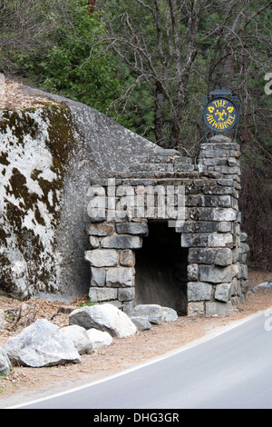 Ahwahnee Hotel Sign & Stein Schutz, Yosemite-Nationalpark, Kalifornien, Vereinigte Staaten von Amerika Stockfoto