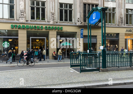 Starbucks-Kaffee in der Friedrichstraße, in der Nähe einer u-Bahnstation Stadtmitte. Berlin Stockfoto