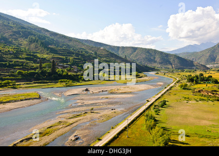 Ansichten von Paro Dzong mit Blick auf die Paro-Tal, Reisfelder, Landwirtschaft, Tiere, Architektur Gebäude, Paro Chhu Fluss, Bhutan Stockfoto
