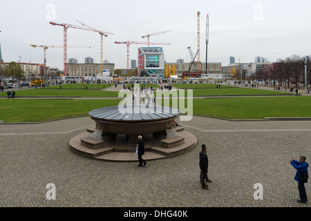 Platz vor dem Berliner Dom. Im Hintergrund Humboldt-Box und Turmdrehkrane über den Bau des Stadtschlosses. Stockfoto