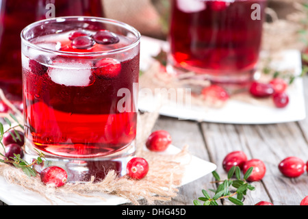 Cranberry-Saft in ein Glas mit frischen Früchten Stockfoto